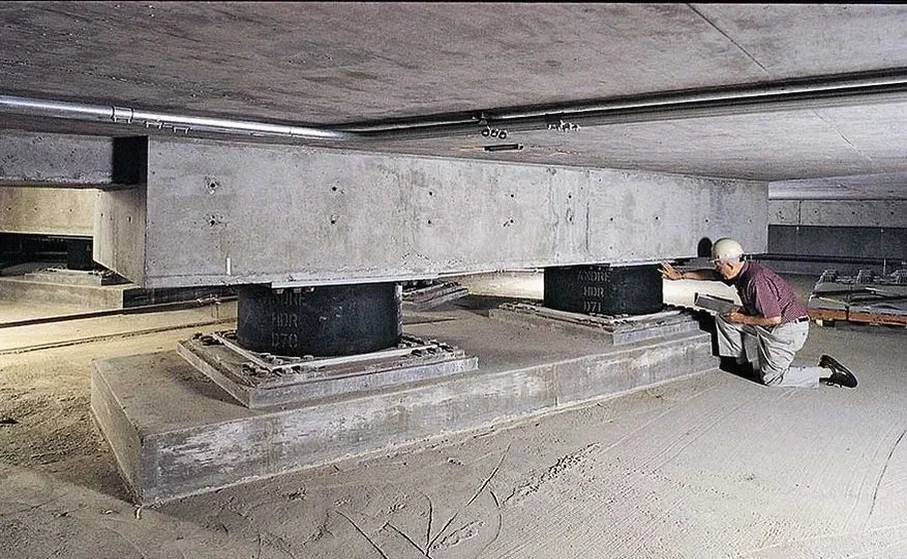 Diseño de Aislación Sísmica de Base en Santander: Control de Respuesta Estructural en Suelos Costeros